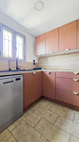 A saisir à Propriano, appartement  indépendant de type 3 de 73 m2 avec jardinet et vue mer