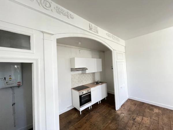 Grand T2 dans immeuble Haussmanien classé