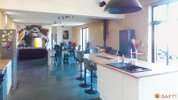 Bien rare ancien corps de ferme avec grange restaurée en maison d'habitation et longère