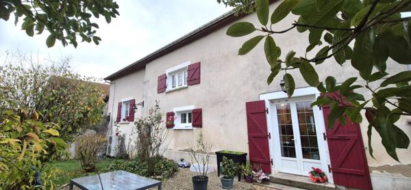 Belle Maison de Village et de Caractère de 1815 de 155 m² Rénover et Entretenue avec Goût avec sa Cour avant et Terrasse de 115 m², Grange et Garage de 80 m² avec Atelier, Buanderie, Chaufferie Pompe à Chaleur+Bois centrale, Cave de 28 m², Bûcher et Terra