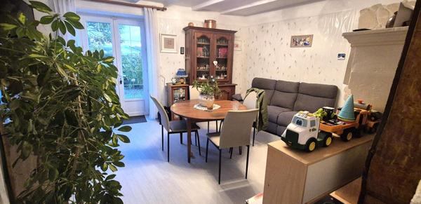 Belle Maison de Village et de Caractère de 1815 de 155 m² Rénover et Entretenue avec Goût avec sa Cour avant et Terrasse de 115 m², Grange et Garage de 80 m² avec Atelier, Buanderie, Chaufferie Pompe à Chaleur+Bois centrale, Cave de 28 m², Bûcher et Terra