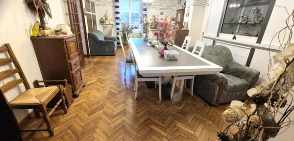 Belle Maison de Village et de Caractère de 1815 de 155 m² Rénover et Entretenue avec Goût avec sa Cour avant et Terrasse de 115 m², Grange et Garage de 80 m² avec Atelier, Buanderie, Chaufferie Pompe à Chaleur+Bois centrale, Cave de 28 m², Bûcher et Terra