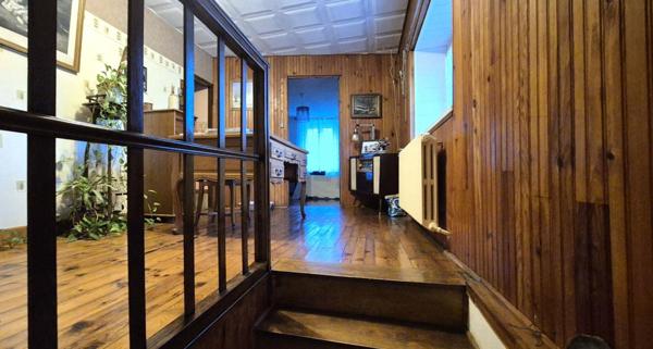 Belle Maison de Village et de Caractère de 1815 de 155 m² Rénover et Entretenue avec Goût avec sa Cour avant et Terrasse de 115 m², Grange et Garage de 80 m² avec Atelier, Buanderie, Chaufferie Pompe à Chaleur+Bois centrale, Cave de 28 m², Bûcher et Terra