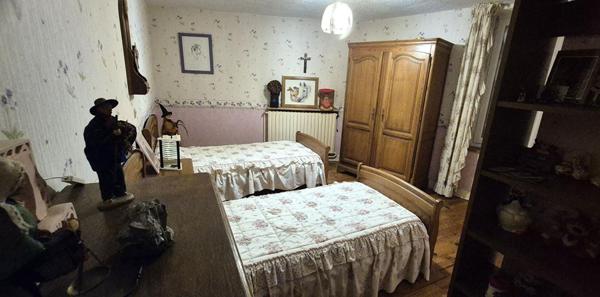 Belle Maison de Village et de Caractère de 1815 de 155 m² Rénover et Entretenue avec Goût avec sa Cour avant et Terrasse de 115 m², Grange et Garage de 80 m² avec Atelier, Buanderie, Chaufferie Pompe à Chaleur+Bois centrale, Cave de 28 m², Bûcher et Terra