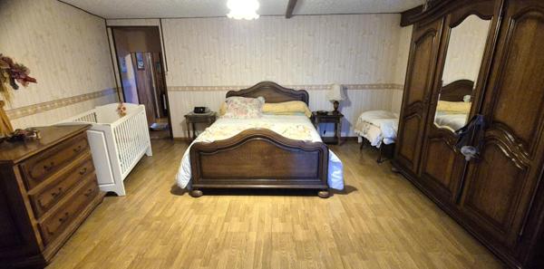 Belle Maison de Village et de Caractère de 1815 de 155 m² Rénover et Entretenue avec Goût avec sa Cour avant et Terrasse de 115 m², Grange et Garage de 80 m² avec Atelier, Buanderie, Chaufferie Pompe à Chaleur+Bois centrale, Cave de 28 m², Bûcher et Terra