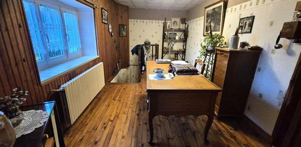 Belle Maison de Village et de Caractère de 1815 de 155 m² Rénover et Entretenue avec Goût avec sa Cour avant et Terrasse de 115 m², Grange et Garage de 80 m² avec Atelier, Buanderie, Chaufferie Pompe à Chaleur+Bois centrale, Cave de 28 m², Bûcher et Terra