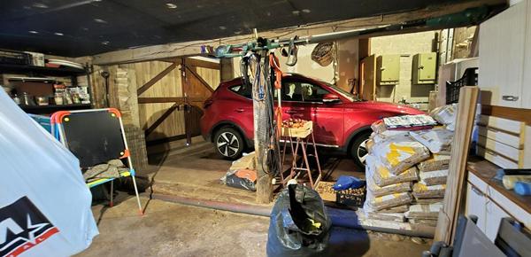 Belle Maison de Village et de Caractère de 1815 de 155 m² Rénover et Entretenue avec Goût avec sa Cour avant et Terrasse de 115 m², Grange et Garage de 80 m² avec Atelier, Buanderie, Chaufferie Pompe à Chaleur+Bois centrale, Cave de 28 m², Bûcher et Terra