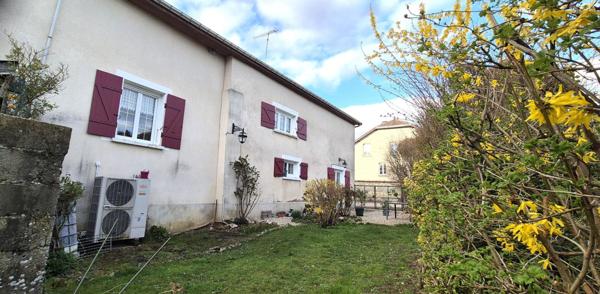 Belle Maison de Village et de Caractère de 1815 de 155 m² Rénover et Entretenue avec Goût avec sa Cour avant et Terrasse de 115 m², Grange et Garage de 80 m² avec Atelier, Buanderie, Chaufferie Pompe à Chaleur+Bois centrale, Cave de 28 m², Bûcher et Terra