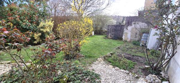 Belle Maison de Village et de Caractère de 1815 de 155 m² Rénover et Entretenue avec Goût avec sa Cour avant et Terrasse de 115 m², Grange et Garage de 80 m² avec Atelier, Buanderie, Chaufferie Pompe à Chaleur+Bois centrale, Cave de 28 m², Bûcher et Terra