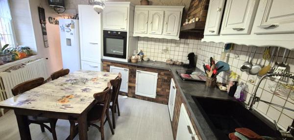 Belle Maison de Village et de Caractère de 1815 de 155 m² Rénover et Entretenue avec Goût avec sa Cour avant et Terrasse de 115 m², Grange et Garage de 80 m² avec Atelier, Buanderie, Chaufferie Pompe à Chaleur+Bois centrale, Cave de 28 m², Bûcher et Terra