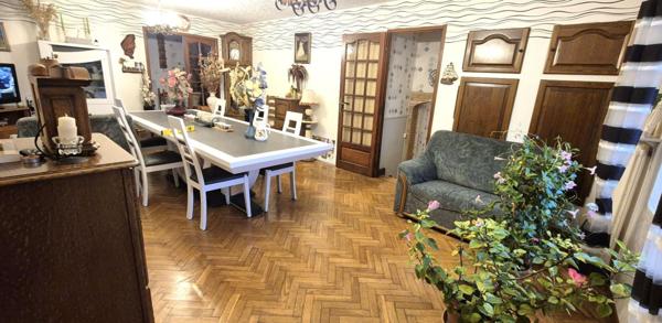 Belle Maison de Village et de Caractère de 1815 de 155 m² Rénover et Entretenue avec Goût avec sa Cour avant et Terrasse de 115 m², Grange et Garage de 80 m² avec Atelier, Buanderie, Chaufferie Pompe à Chaleur+Bois centrale, Cave de 28 m², Bûcher et Terra