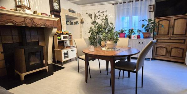 Belle Maison de Village et de Caractère de 1815 de 155 m² Rénover et Entretenue avec Goût avec sa Cour avant et Terrasse de 115 m², Grange et Garage de 80 m² avec Atelier, Buanderie, Chaufferie Pompe à Chaleur+Bois centrale, Cave de 28 m², Bûcher et Terra