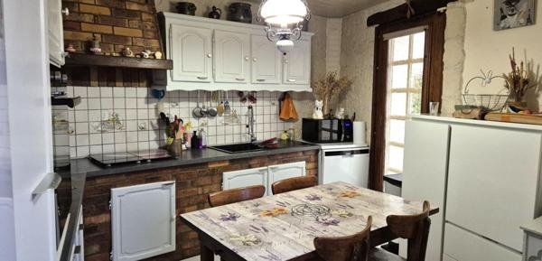 Belle Maison de Village et de Caractère de 1815 de 155 m² Rénover et Entretenue avec Goût avec sa Cour avant et Terrasse de 115 m², Grange et Garage de 80 m² avec Atelier, Buanderie, Chaufferie Pompe à Chaleur+Bois centrale, Cave de 28 m², Bûcher et Terra