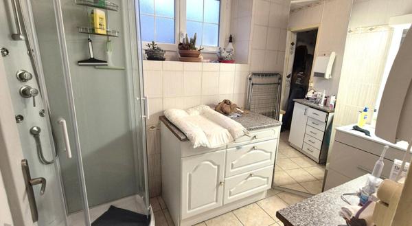 Belle Maison de Village et de Caractère de 1815 de 155 m² Rénover et Entretenue avec Goût avec sa Cour avant et Terrasse de 115 m², Grange et Garage de 80 m² avec Atelier, Buanderie, Chaufferie Pompe à Chaleur+Bois centrale, Cave de 28 m², Bûcher et Terra