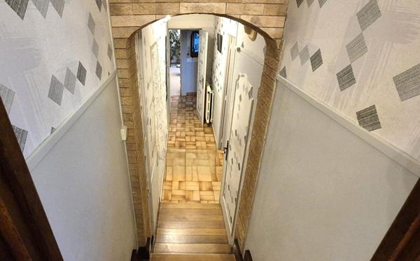 Belle Maison de Village et de Caractère de 1815 de 155 m² Rénover et Entretenue avec Goût avec sa Cour avant et Terrasse de 115 m², Grange et Garage de 80 m² avec Atelier, Buanderie, Chaufferie Pompe à Chaleur+Bois centrale, Cave de 28 m², Bûcher et Terra