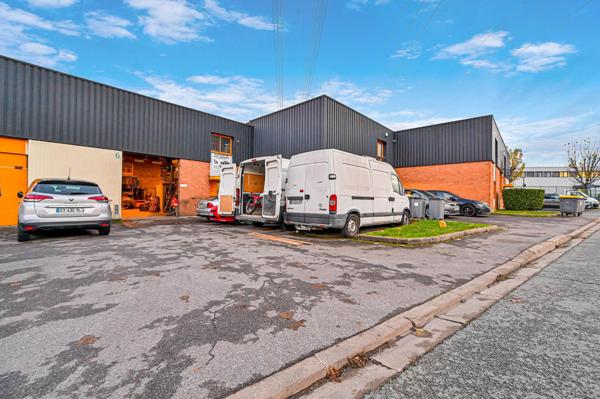 ENTREPOT + BUREAUX 340 M² EN ZAC