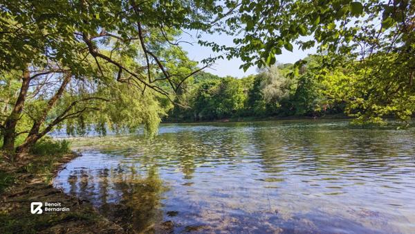 Maison ancienne avec terrain au bord du Doubs