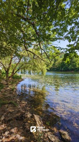 Maison ancienne avec terrain au bord du Doubs