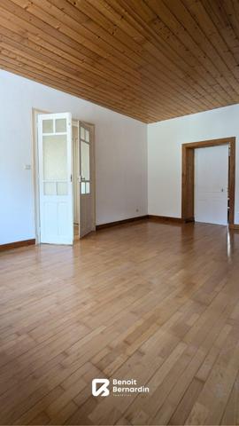 Maison ancienne avec terrain au bord du Doubs