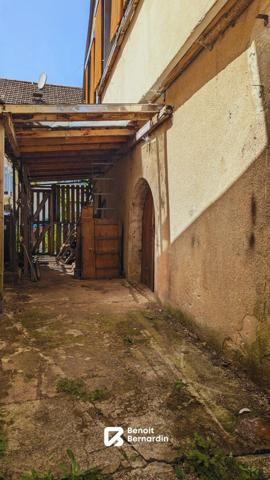 Maison ancienne avec terrain au bord du Doubs