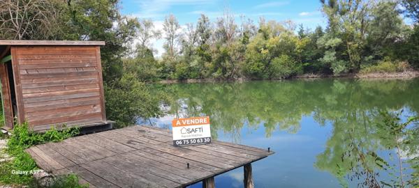 Magnifique plan d' eau pour  les accros de la pêche