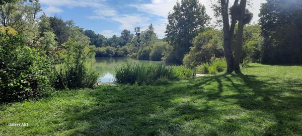 Magnifique plan d' eau pour  les accros de la pêche