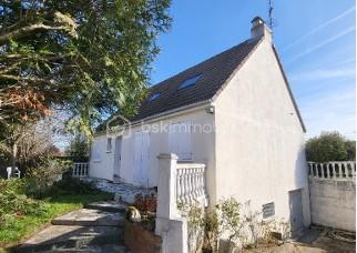 Située à Gagny, à deux pas du Parc Courbet, venez découvrir cette belle maison familiale offrant 105 m² habitables et 193 m² de surface utile, édifiée sur un terrain arboré de 557m².
Elle se compose de deux niveaux (RDC + étage) ainsi que d’un sous-sol total de 80 m² comprenant :
Une grande pièce avec fenêtre pouvant faire office d'une 5 é chambres supplémentaire ou bureau
Une buanderie
Un grand garage accueillir deux véhicules
Au rez-de-chaussée vous trouverez :
Une entrée avec placards intégrés
Un beau séjour traversant, baigné de lumière, avec baie vitrée ouvrant sur une agréable terrasse et un jardin ensoleillé
Une magnifique cheminée en pierre avec insert apportant chaleur et convivialité
Une cuisine indépendante, aménagée et équipée
Deux belles chambres, dont une avec accès direct au jardin
Une Salle de bain
Un WC indépendant
À l’étage :
Deux grandes chambres lumineuses avec rangements sur mesure
Une seconde salle de bains spacieuse avec WC intégré.
La propriété dispose de deux jardins arborés, à l’avant et à l’arrière, agrémentés de nombreux arbres fruitiers et de magnifiques rosiers.
Un véritable écrin de verdure, idéal pour profiter d’un environnement calme et agréable.
La maison est accessible par une longue allée permettant plusieurs stationnements supplémentaires.
Récemment rafraîchie et entièrement isolée par l’intérieur, elle bénéficie d’un DPE classé D, optimisé par la présence de la cheminée pour une consommation énergétique maîtrisée.
Situation idéale:
✔ Proche de toutes commodités (écoles, commerces, transports) :
✔ Tramway T4 
✔  Metro 15 grand paris
✔ Bus à 3 minutes
✔ RER E – Gare de Gagny et Chenay Gagny
✔ Metro ligne 11 à Rosny 2
✔ Future Ligne 16 du Grand Paris Express
Les + du bien:
✔ Maison non mitoyenne
✔ Exposition Sud
✔ Deux jardins arborés
✔ Nombreuses places de stationnement
✔ Sous-sol total de 80 m²
✔ Cheminée avec insert
✔ Environnement résidentiel recherché

Un bien rare sur le secteur, idéal pour une famille en quête d’espace, de calme et de proximité avec les transports.
