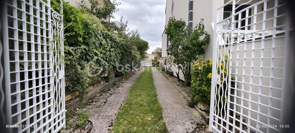 Située à Gagny, à deux pas du Parc Courbet, venez découvrir cette belle maison familiale offrant 105 m² habitables et 193 m² de surface utile, édifiée sur un terrain arboré de 557m².
Elle se compose de deux niveaux (RDC + étage) ainsi que d’un sous-sol total de 80 m² comprenant :
Une grande pièce avec fenêtre pouvant faire office d'une 5 é chambres supplémentaire ou bureau
Une buanderie
Un grand garage accueillir deux véhicules
Au rez-de-chaussée vous trouverez :
Une entrée avec placards intégrés
Un beau séjour traversant, baigné de lumière, avec baie vitrée ouvrant sur une agréable terrasse et un jardin ensoleillé
Une magnifique cheminée en pierre avec insert apportant chaleur et convivialité
Une cuisine indépendante, aménagée et équipée
Deux belles chambres, dont une avec accès direct au jardin
Une Salle de bain
Un WC indépendant
À l’étage :
Deux grandes chambres lumineuses avec rangements sur mesure
Une seconde salle de bains spacieuse avec WC intégré.
La propriété dispose de deux jardins arborés, à l’avant et à l’arrière, agrémentés de nombreux arbres fruitiers et de magnifiques rosiers.
Un véritable écrin de verdure, idéal pour profiter d’un environnement calme et agréable.
La maison est accessible par une longue allée permettant plusieurs stationnements supplémentaires.
Récemment rafraîchie et entièrement isolée par l’intérieur, elle bénéficie d’un DPE classé D, optimisé par la présence de la cheminée pour une consommation énergétique maîtrisée.
Situation idéale:
✔ Proche de toutes commodités (écoles, commerces, transports) :
✔ Tramway T4 
✔  Metro 15 grand paris
✔ Bus à 3 minutes
✔ RER E – Gare de Gagny et Chenay Gagny
✔ Metro ligne 11 à Rosny 2
✔ Future Ligne 16 du Grand Paris Express
Les + du bien:
✔ Maison non mitoyenne
✔ Exposition Sud
✔ Deux jardins arborés
✔ Nombreuses places de stationnement
✔ Sous-sol total de 80 m²
✔ Cheminée avec insert
✔ Environnement résidentiel recherché

Un bien rare sur le secteur, idéal pour une famille en quête d’espace, de calme et de proximité avec les transports.
