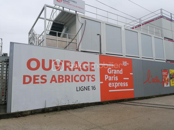 Située à Gagny, à deux pas du Parc Courbet, venez découvrir cette belle maison familiale offrant 105 m² habitables et 193 m² de surface utile, édifiée sur un terrain arboré de 557m².
Elle se compose de deux niveaux (RDC + étage) ainsi que d’un sous-sol total de 80 m² comprenant :
Une grande pièce avec fenêtre pouvant faire office d'une 5 é chambres supplémentaire ou bureau
Une buanderie
Un grand garage accueillir deux véhicules
Au rez-de-chaussée vous trouverez :
Une entrée avec placards intégrés
Un beau séjour traversant, baigné de lumière, avec baie vitrée ouvrant sur une agréable terrasse et un jardin ensoleillé
Une magnifique cheminée en pierre avec insert apportant chaleur et convivialité
Une cuisine indépendante, aménagée et équipée
Deux belles chambres, dont une avec accès direct au jardin
Une Salle de bain
Un WC indépendant
À l’étage :
Deux grandes chambres lumineuses avec rangements sur mesure
Une seconde salle de bains spacieuse avec WC intégré.
La propriété dispose de deux jardins arborés, à l’avant et à l’arrière, agrémentés de nombreux arbres fruitiers et de magnifiques rosiers.
Un véritable écrin de verdure, idéal pour profiter d’un environnement calme et agréable.
La maison est accessible par une longue allée permettant plusieurs stationnements supplémentaires.
Récemment rafraîchie et entièrement isolée par l’intérieur, elle bénéficie d’un DPE classé D, optimisé par la présence de la cheminée pour une consommation énergétique maîtrisée.
Situation idéale:
✔ Proche de toutes commodités (écoles, commerces, transports) :
✔ Tramway T4 
✔  Metro 15 grand paris
✔ Bus à 3 minutes
✔ RER E – Gare de Gagny et Chenay Gagny
✔ Metro ligne 11 à Rosny 2
✔ Future Ligne 16 du Grand Paris Express
Les + du bien:
✔ Maison non mitoyenne
✔ Exposition Sud
✔ Deux jardins arborés
✔ Nombreuses places de stationnement
✔ Sous-sol total de 80 m²
✔ Cheminée avec insert
✔ Environnement résidentiel recherché

Un bien rare sur le secteur, idéal pour une famille en quête d’espace, de calme et de proximité avec les transports.