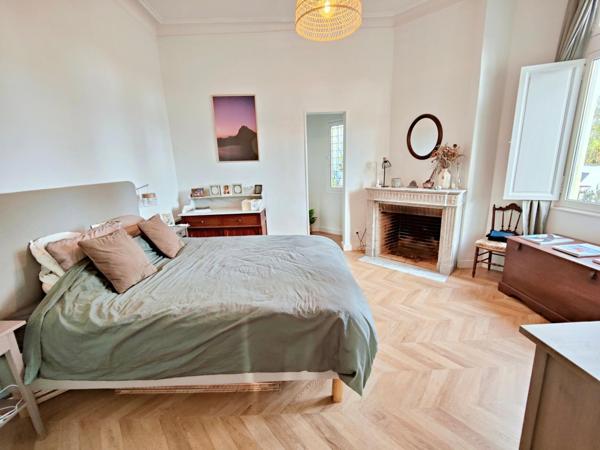 T6 lumineux, rénovée avec goût, piscine