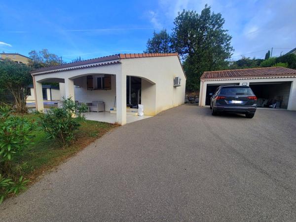 Villa de plain pied avec piscine et 1 207 m² de terrain