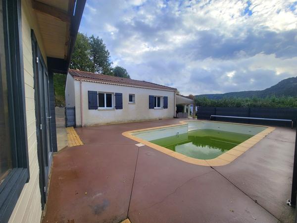 Villa de plain pied avec piscine et 1 207 m² de terrain