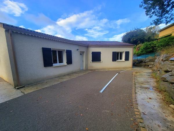 Villa de plain pied avec piscine et 1 207 m² de terrain