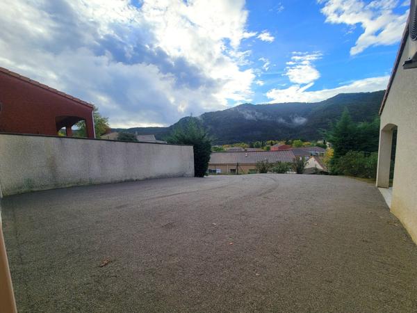 Villa de plain pied avec piscine et 1 207 m² de terrain