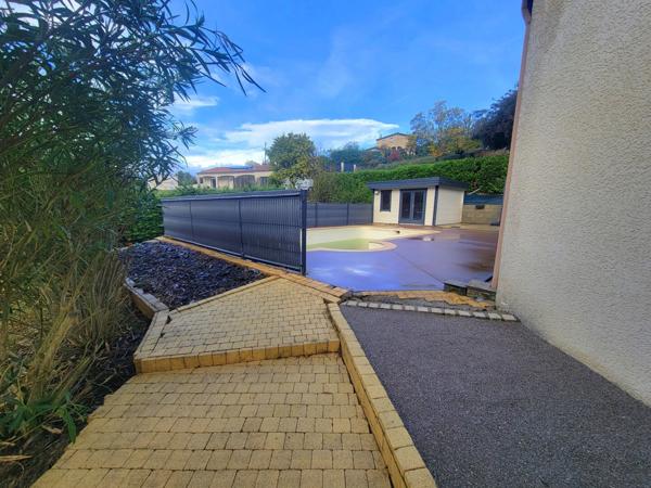 Villa de plain pied avec piscine et 1 207 m² de terrain