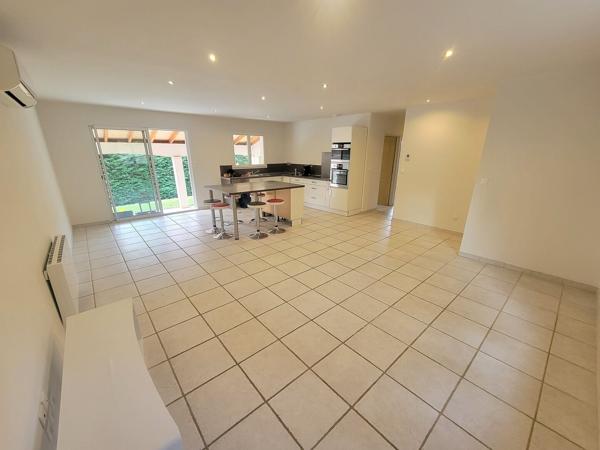 Villa de plain pied avec piscine et 1 207 m² de terrain