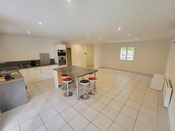 Villa de plain pied avec piscine et 1 207 m² de terrain