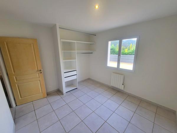 Villa de plain pied avec piscine et 1 207 m² de terrain