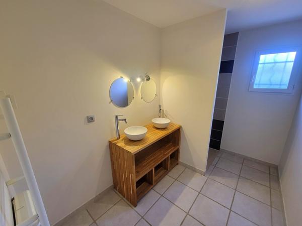 Villa de plain pied avec piscine et 1 207 m² de terrain