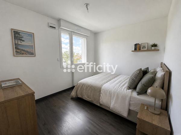 Appartement
         4 pièces
        - 80 m² 300 000 € *