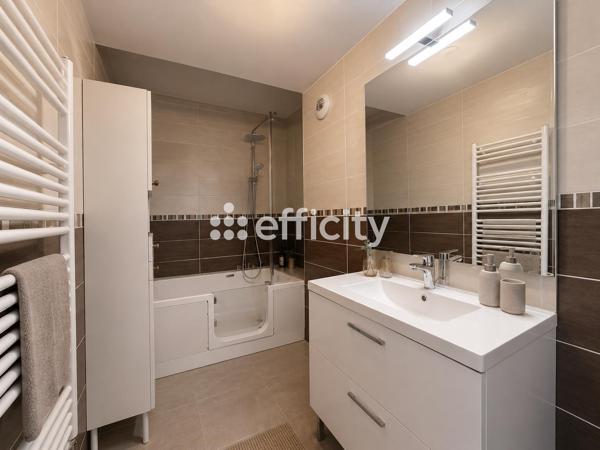 Appartement
         4 pièces
        - 80 m² 300 000 € *