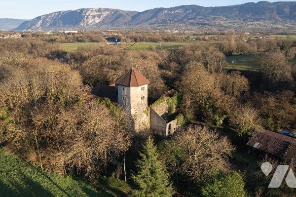 UNIQUE ! A St Julien, château médiéval partiellement rénové de plus de 250 m2 (hors grange)  sur 1 h