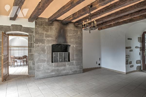 UNIQUE ! A St Julien, château médiéval partiellement rénové de plus de 250 m2 (hors grange)  sur 1 h