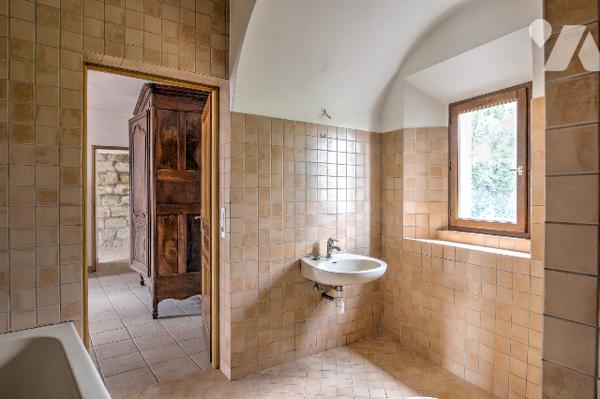 UNIQUE ! A St Julien, château médiéval partiellement rénové de plus de 250 m2 (hors grange)  sur 1 h