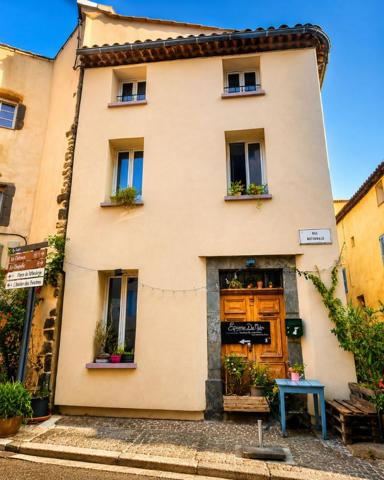 Maison typique du Vieux  Village unique avec charme entièrement rénovée clé en main au coeur du village historique