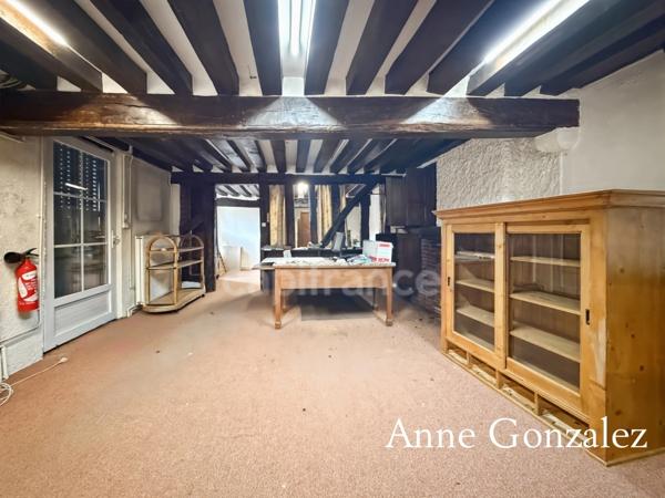 Ensemble immobilier à vendre centre bourg de la LA FERTE SAINT AUBIN : local comercial+appartement à rénover + dépendance + garage et deux places de parking