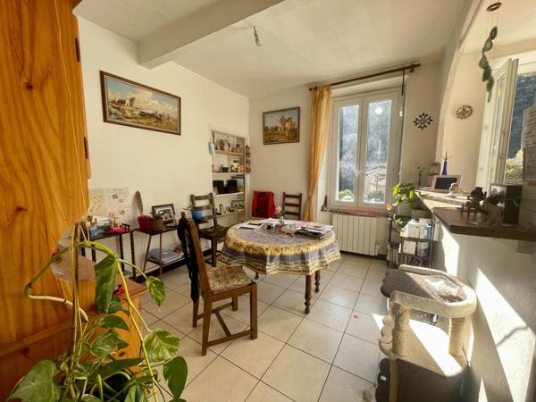 Un immeuble de rapport avec rentabilité immédiate et fort potentiel locatif au cœur de Saint-Pons-de-Thomières.