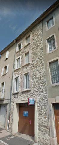 Un immeuble de rapport avec rentabilité immédiate et fort potentiel locatif au cœur de Saint-Pons-de-Thomières.