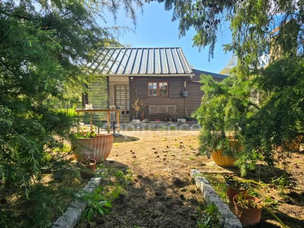 Entre Le Mans et Tours, découvrez ce terrain de loisirs et son chalet au cœur d’un environnement naturel privilégié à Aubigné-Racan