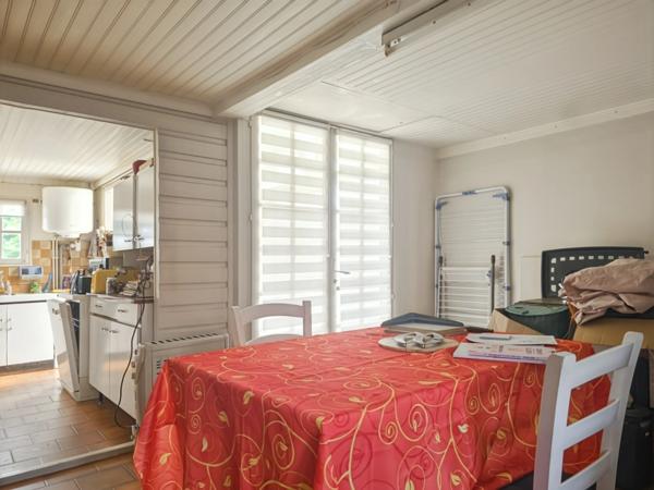 Entre Le Mans et Tours, découvrez ce terrain de loisirs et son chalet au cœur d’un environnement naturel privilégié à Aubigné-Racan